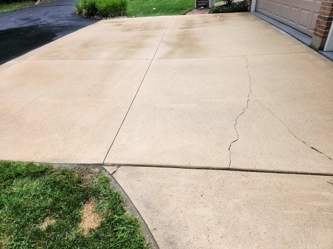 Professional Driveway and Garage Floor Cleaning in Fort Wayne (Beaver Ave – 46807)